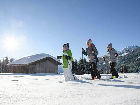 Familienwanderung im Schnee