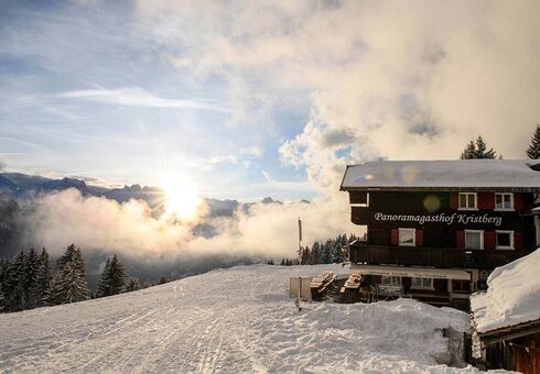 Panoramagasthof am Kristberg im Winter bei Sonnenaufgang