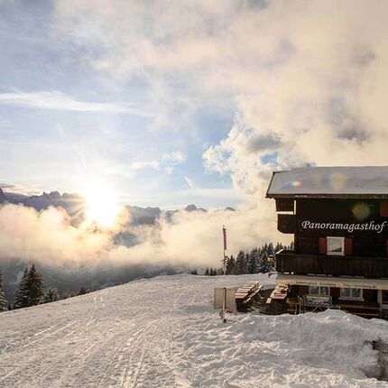 Panoramagasthof am Kristberg im Winter bei Sonnenaufgang