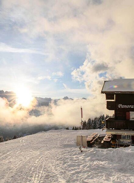 Panoramagasthof am Kristberg im Winter bei Sonnenaufgang