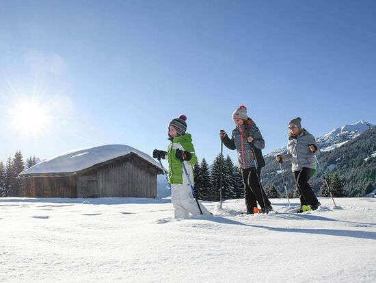 Familienwanderung im Schnee