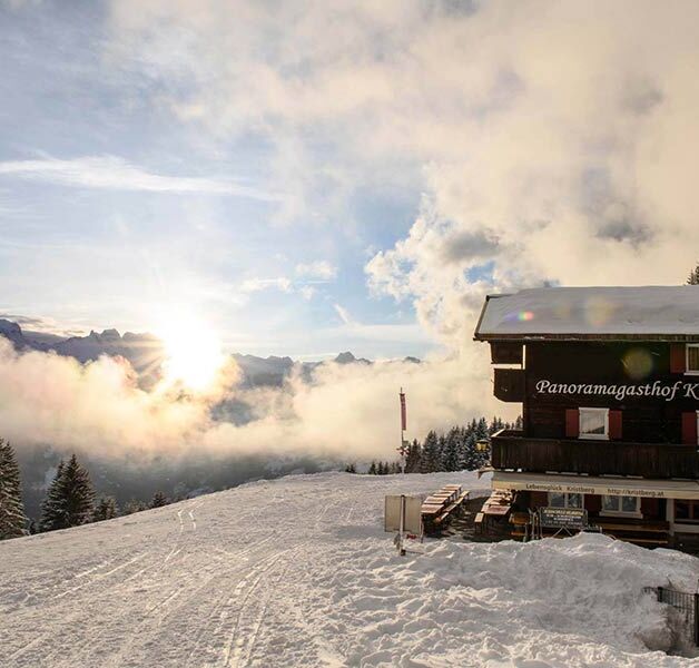 Panoramagasthof am Kristberg im Winter bei Sonnenaufgang