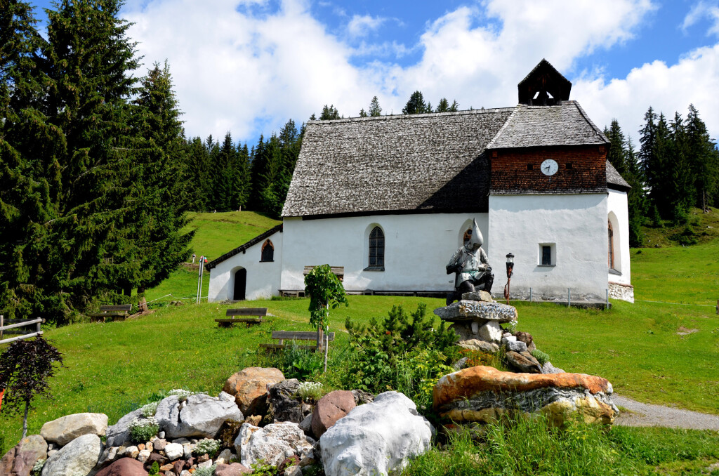 Die St. Agatha Kirche am Kristberg vom Silbertal im Montafon