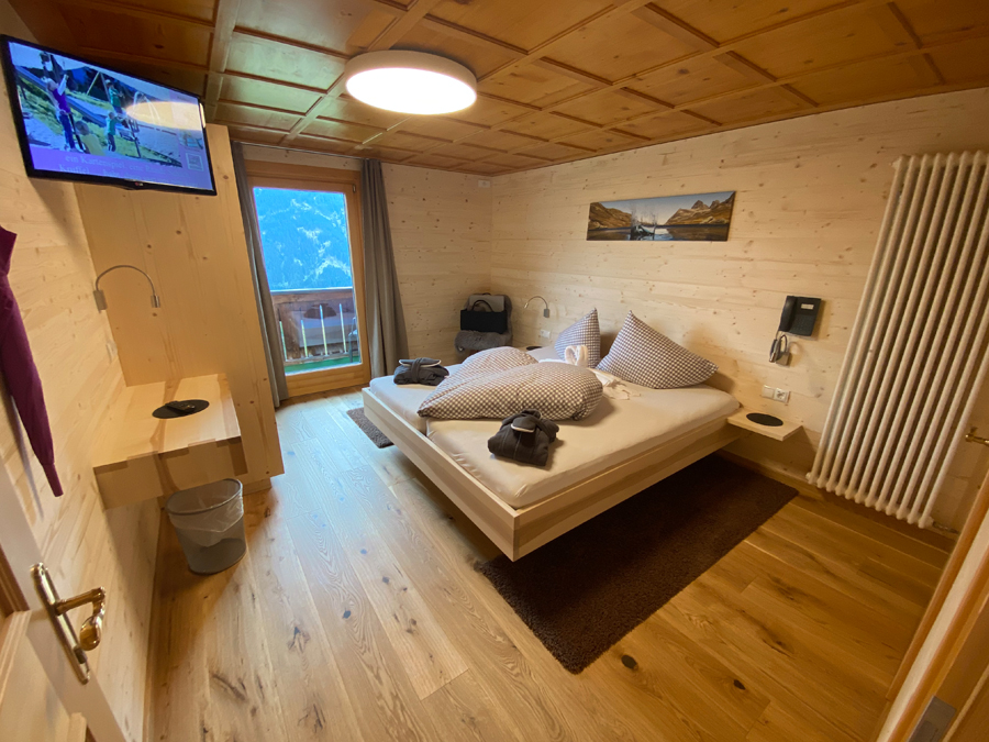 Jouw oase van rust "Panoramablick" in traditionele alpenstijl, met balkon en uitzicht op de Verwall- en Rätikon-bergen, douche/toilet, tv, kluis, snel internet (1000 Mbit) en woonkamer met slaapbanken (voor 2 à 3 personen).