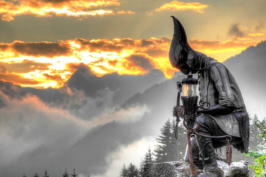 Bergknappendenkmal vor der St. Agatha Kapelle am Kristberg im Silbertal