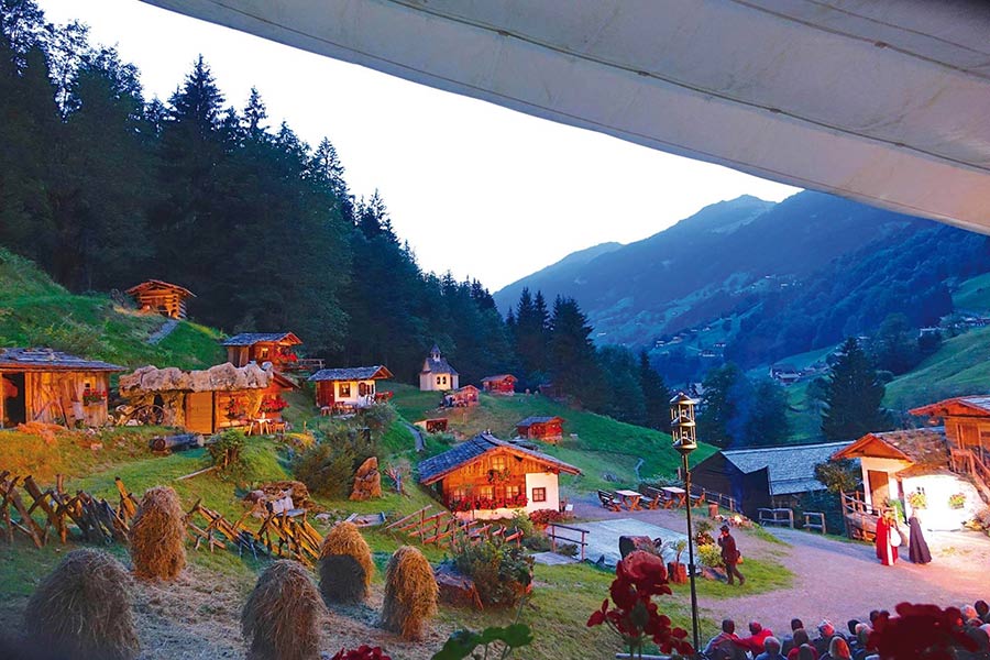 Freilichtbühne Silbertal in abendlicher Stimmung – sanftes Licht und mystische Atmosphäre inmitten der Montafoner Bergwelt, Schauplatz der Montafoner Sagenfestspiele. Freilichtbühne Silbertal in abendlicher Stimmung – sanftes Licht und mystische Atmosphäre inmitten der Montafoner Bergwelt, Schauplatz der Montafoner Sagenfestspiele.