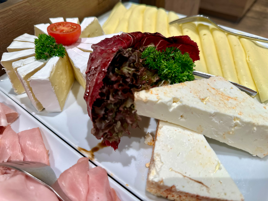 Großes Frühstücksbüffet mit original Montafoner Brösel und regionalen Spezialitäten beim Montafon Bergfrühstück am Kristberg im Silbertal in den österreichischen Alpen – dem Genießerberg im Montafon.