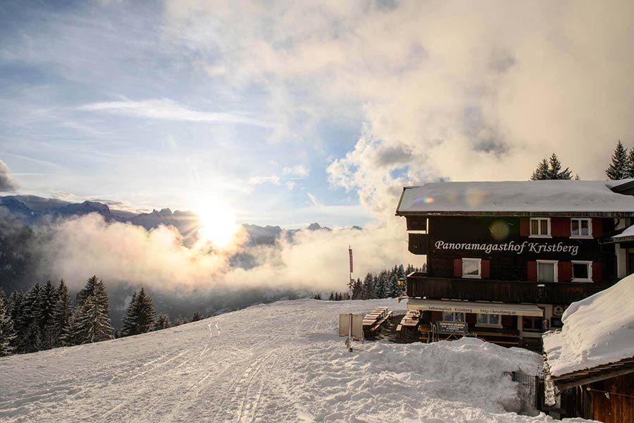 Panoramagasthof am Kristberg im Winter bei Sonnenaufgang
