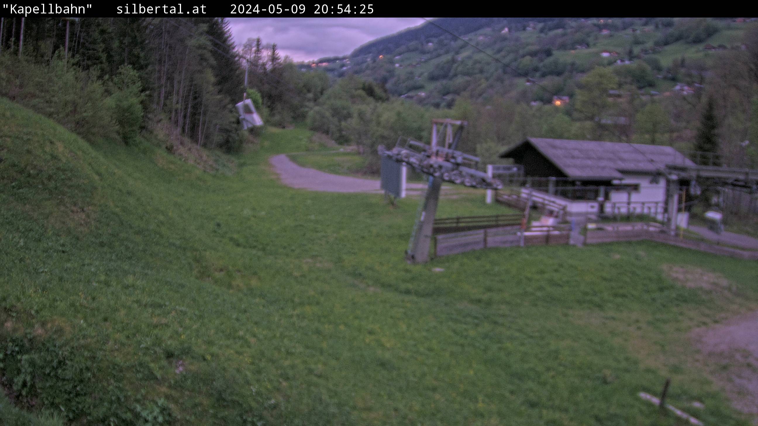The webcam with this live image shows the Kapellbahn from Silbertal (http://www.silbertal.at). 